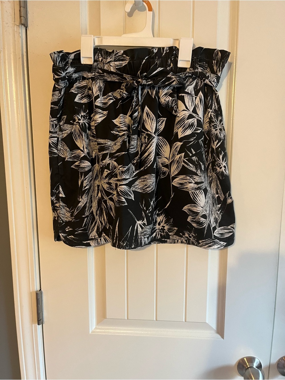 C&C California Black and White Floral Paperbag Waist Skirt